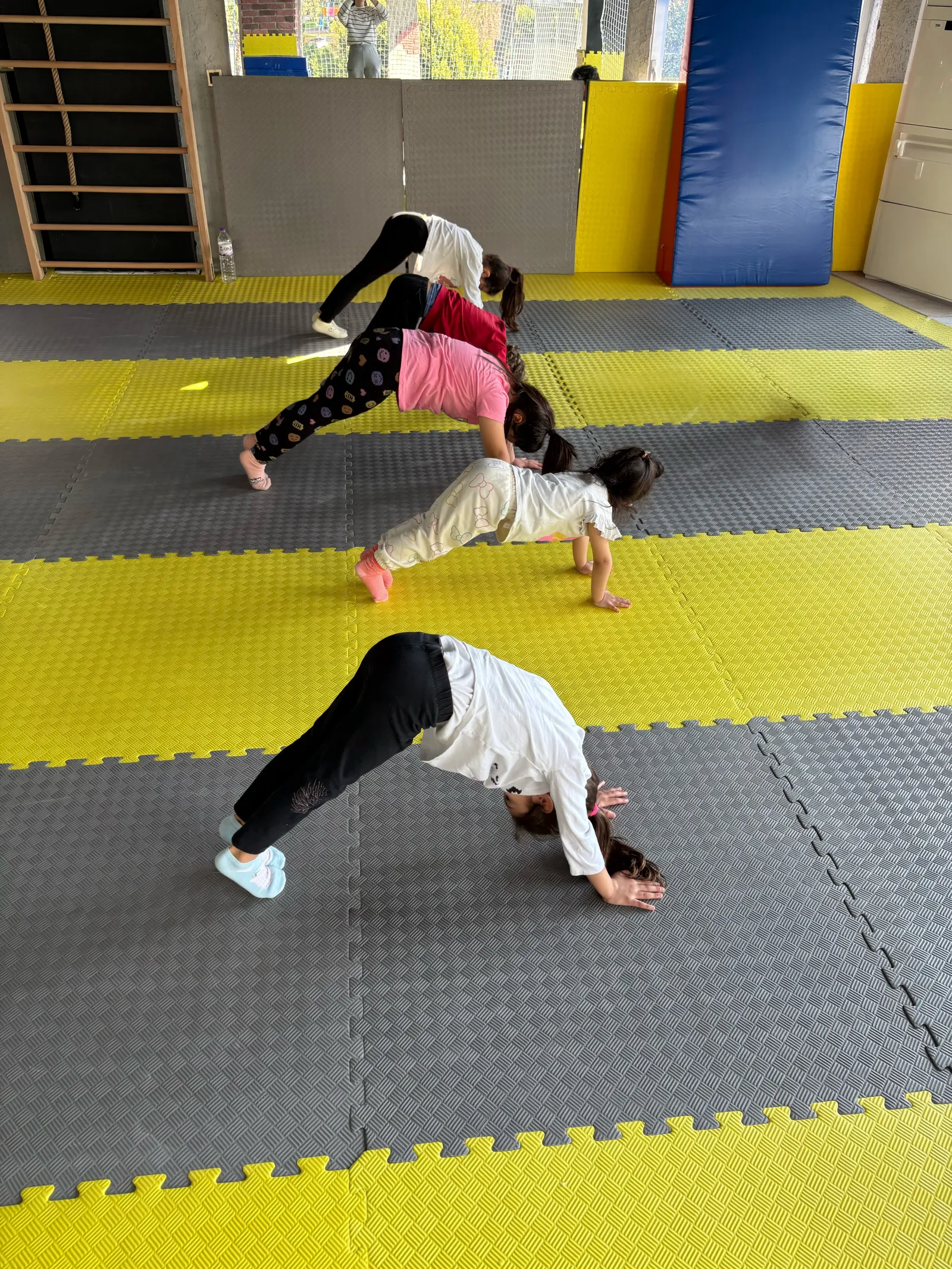 Antalya hareket eğitimi dersinde eğitmeniyle birlikte çalışan neşeli bir çocuk